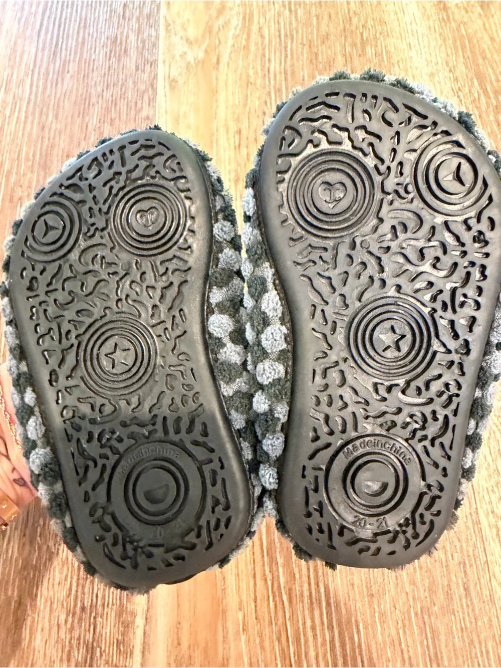 NWOT BareRun Toddler Non-Slip Shoes in Charcoal/Black Size 4-5